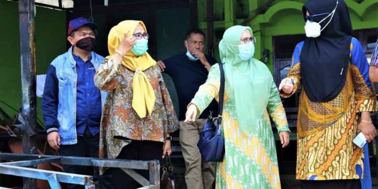 Ketua Komisi B DPRD Kota Gorontalo, Leny Ontalu bersama Anggota melalukan reses di Kecamatan Sipatana, Kota Utara dan Kota Tengah, Ahad (11/4/2021). (istimewa).