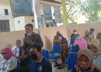 Salah satu warga Kelurahan Pulubala, Kecamatan Kota Tengah, Ramon menyampaikan aspirasi belum merasakan pemanfaatan dana Kelurahan dalam reses aleg, Senin (12/4/2021). (foto/ramlan/gopos)
