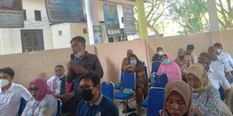 Salah satu warga Kelurahan Pulubala, Kecamatan Kota Tengah, Ramon menyampaikan aspirasi belum merasakan pemanfaatan dana Kelurahan dalam reses aleg, Senin (12/4/2021). (foto/ramlan/gopos)