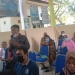 Salah satu warga Kelurahan Pulubala, Kecamatan Kota Tengah, Ramon menyampaikan aspirasi belum merasakan pemanfaatan dana Kelurahan dalam reses aleg, Senin (12/4/2021). (foto/ramlan/gopos)
