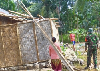 Kondisi rumah milik salah seorang warga di Dusun Palebaraya, Desa Molowahu, Kecamatan yang rusak akibat diterjang angin kencang