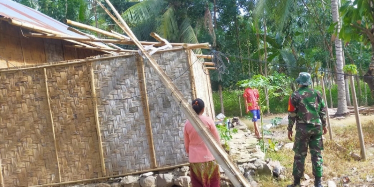 Kondisi rumah milik salah seorang warga di Dusun Palebaraya, Desa Molowahu, Kecamatan yang rusak akibat diterjang angin kencang