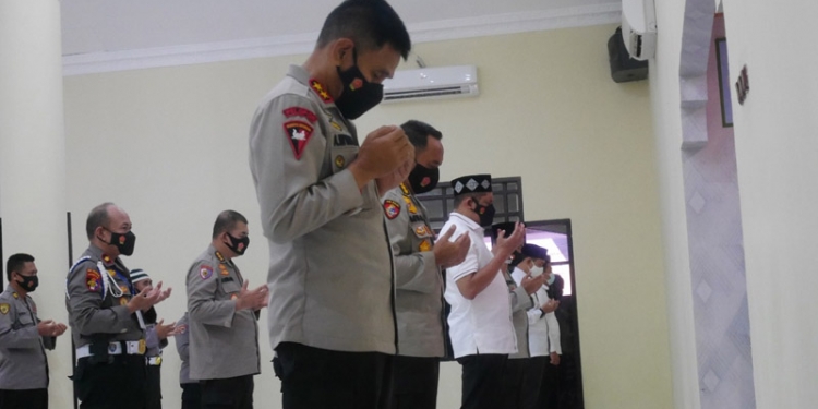 Kapolda Gorontalo, Irjen Pol Dr. Akhmad Wiyagus, bersama sejumlah pejabat utama Polda Gorontalo melaksanakan salat gaib di Masjid Ad-Dzikra, Polda Gorontalo.(Humas Polda Gorontalo)