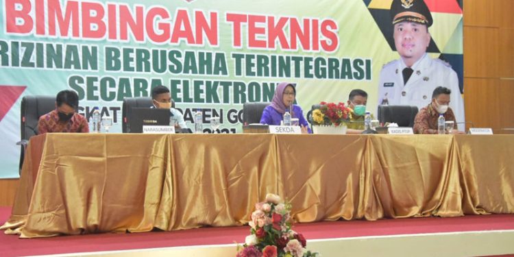 Sekretaris Daerah Hadijah U Tayeb saat melakukan Bimbingan Teknis perizinan berusaha terintegrasi secara elektronik (Humas Kominfo Kabupaten Gorontalo)