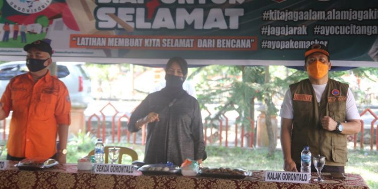 Sekretaris Daerah Kabupaten Gorontalo Hadijah U Tayeb (tengah) bersama Kepala Badan Penaggulangan Bencana Daerah (BPBD) Kabupaten Gorontalo Sumanti Maku (Kanan) Dan Kepala Badan Penaggulangan Bencana Daerah (BPBD) Kabupaten Pohuwato Ramon Abjul (Kiri).
