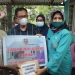 Sekretaris Daerah Kabupaten Gorontalo Hadijah U Tayeb saat memberikan bantuan rumah layak huni Kepada Salah seorang warga di Desa Molowahu Kecamatan Tibawa (Putra Gopos)