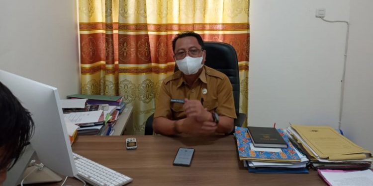 Sekretaris Dinas Kesehatan Bone Bolango Ridwan B. Maruf saat diwawancarai oleh di Kantor Dinas Kesehatan Bone Bolango (Indra/Gopos)