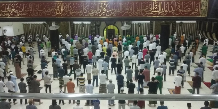 Tarawih berjemaah di masjid agung Baiturrahman Limboto