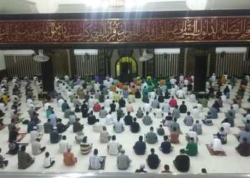 Suasana tarawih malam pertama Ramadan di masjid Baiturrahman Limboto, Senin (13/4/2021) malam. (Putra/gopos)