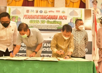 penandatanganan Memorandum of Understanding (MoU) Gorontalo Child Care Society Pelopor dan Pelapor Gemilang GCCS) Gerakan Melindungi Anak Bangsa, yang dilakukan Oleh Pemkab Gorontalo, Polres Gorontalo, Kejaksaan Negeri Gorontalo, Dunia Usaha Lembaga Masyarakat Dan ketua Tim Penggerak Pemberdayaan Kesejahteraan Keluarga (TP-PKK) Kabupaten Gorontalo. (Humas Kominfo Kabupaten Gorontalo)