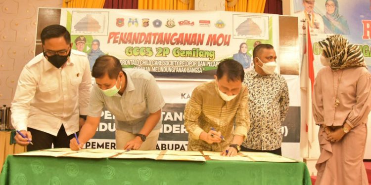 penandatanganan Memorandum of Understanding (MoU) Gorontalo Child Care Society Pelopor dan Pelapor Gemilang GCCS) Gerakan Melindungi Anak Bangsa, yang dilakukan Oleh Pemkab Gorontalo, Polres Gorontalo, Kejaksaan Negeri Gorontalo, Dunia Usaha Lembaga Masyarakat Dan ketua Tim Penggerak Pemberdayaan Kesejahteraan Keluarga (TP-PKK) Kabupaten Gorontalo. (Humas Kominfo Kabupaten Gorontalo)