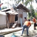 Petugas BPBD Pohuwato membersihkan material batang pohon yang menimpa rumah warga di di Dusun Liyono, Desa Pepaya, Kecamatan Dengilo, Kabupaten Pohuwato
