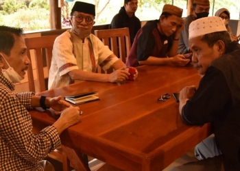 Nelson Pomalingo saat melaksanakan pertemuan Presidium Nasional (Presnas) Centre yang dilaksanakan saat agenda Buka Puasa bersama The Presnas Centre, Minggu (18/4) di Orasawa Resto Limboto. (Humas Kominfo Kabupaten Gorontalo)