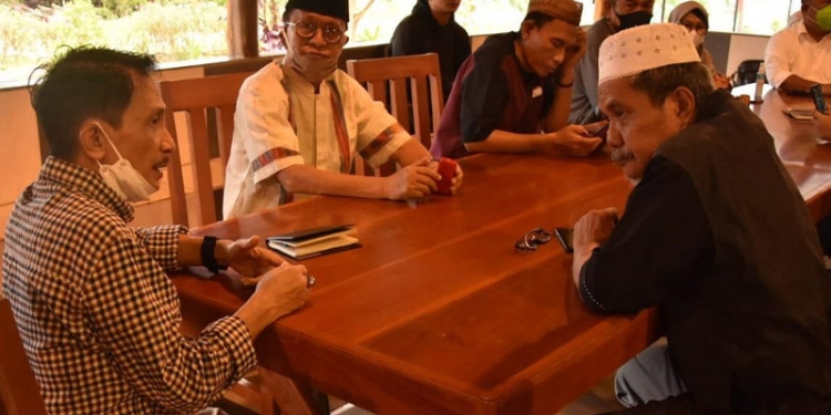 Nelson Pomalingo saat melaksanakan pertemuan Presidium Nasional (Presnas) Centre yang dilaksanakan saat agenda Buka Puasa bersama The Presnas Centre, Minggu (18/4) di Orasawa Resto Limboto. (Humas Kominfo Kabupaten Gorontalo)