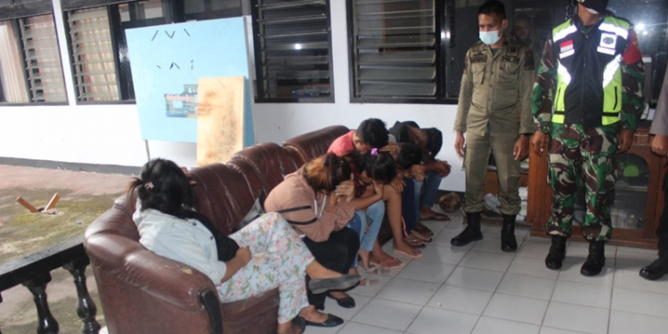 Tujuh muda-mudi diamankan petugas gabungan di salah satu tempat kos di wilayah Kabupaten Gorontalo, Sabtu (10/4/2021).