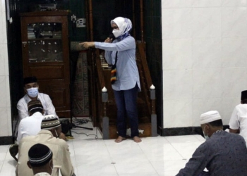 Wakil Bupati Bone Bolango Merlan S. Uloli saat melakukan himbauan penegakan protokol covid-19 di salah satu masjid yang ada di Wilayah Kecamatan Suwawa. (foto Irul/Kominfo)