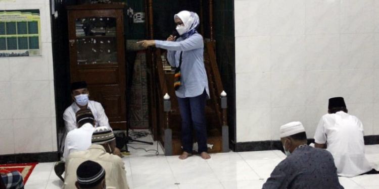 Wakil Bupati Bone Bolango Merlan S. Uloli saat melakukan himbauan penegakan protokol covid-19 di salah satu masjid yang ada di Wilayah Kecamatan Suwawa. (foto Irul/Kominfo)