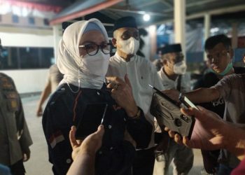 Wakil Bupati Bone Bolango Merlan S. Uloli saat diwawancarai terkait hasil pemantauan penegakan protokol kesehatan dibeberapa masjid yang ada di Kecamatan Kabila (foto istimewa)