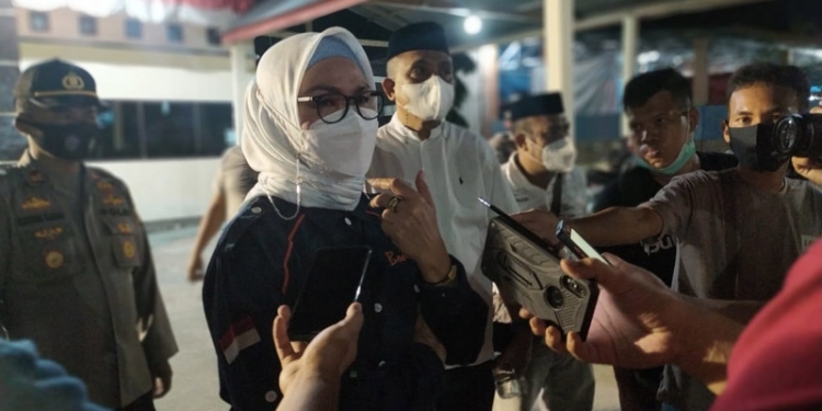 Wakil Bupati Bone Bolango Merlan S. Uloli saat diwawancarai terkait hasil pemantauan penegakan protokol kesehatan dibeberapa masjid yang ada di Kecamatan Kabila (foto istimewa)