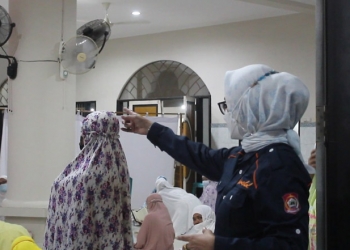 Wakil Bupati Bone Bolango Merlan S. Uloli saat melakukan pemantauan penegakan protokol covid-19 disalah satu masjid yang ada di Kecamatan Kabila (foto Irul/Kominfo)