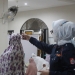 Wakil Bupati Bone Bolango Merlan S. Uloli saat melakukan pemantauan penegakan protokol covid-19 disalah satu masjid yang ada di Kecamatan Kabila (foto Irul/Kominfo)
