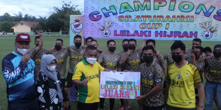 Wakil Bupati Gorontalo Hendra S Hemeto saat memberikan hadiah kepada salah satu pemenang Sepak Bola Silaturahmi Cup (Putra Gopos)
