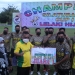 Wakil Bupati Gorontalo Hendra S Hemeto saat memberikan hadiah kepada salah satu pemenang Sepak Bola Silaturahmi Cup (Putra Gopos)