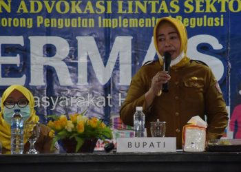 Wakil Bupati Pohuwato, Suharsi Igirisa saat membuka kegiatan Advokasi Lintas Sektor Dalam Mendorong Implementasi Regulasi Germas, yang bertempat di aula Baperlitbang Kabupaten Pohuwato, Senin (5/4/2021).(Istimewa).