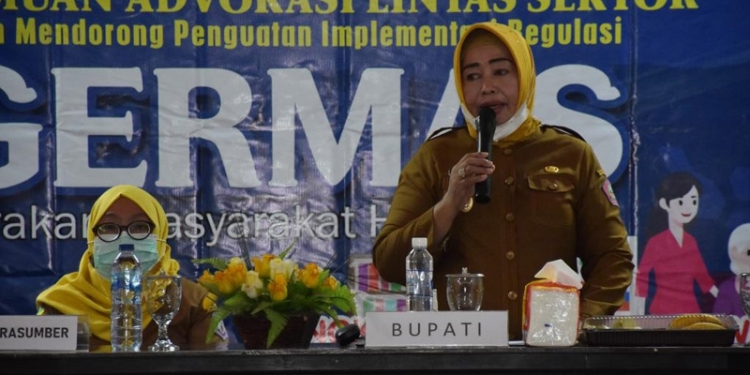 Wakil Bupati Pohuwato, Suharsi Igirisa saat membuka kegiatan Advokasi Lintas Sektor Dalam Mendorong Implementasi Regulasi Germas, yang bertempat di aula Baperlitbang Kabupaten Pohuwato, Senin (5/4/2021).(Istimewa).