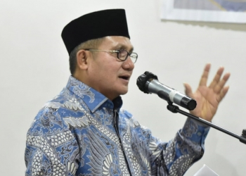 Wali Kota Gorontalo, Marten Taha saat memberikan sambutan pada pelaksanaan Bimbingan Teknis (Bimtek) Pengelolaan Dana Bos di Manado, Selasa (6/4/2021). (foto/Diskominfo/Pemkot).