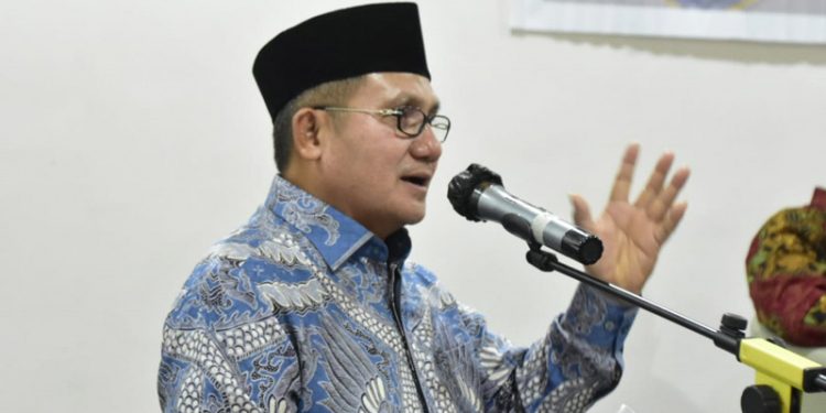 Wali Kota Gorontalo, Marten Taha saat memberikan sambutan pada pelaksanaan Bimbingan Teknis (Bimtek) Pengelolaan Dana Bos di Manado, Selasa (6/4/2021). (foto/Diskominfo/Pemkot).
