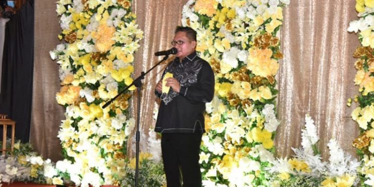 Wali Kota Gorontalo, Marten Taha saat memberikan sambutan dalam acara Welcome Dinner Muskomwil VI Apeksi ke-IX di Century Beach, Jumat (9/4/2021). (foto/Diskominfo/Kota Gorontalo).