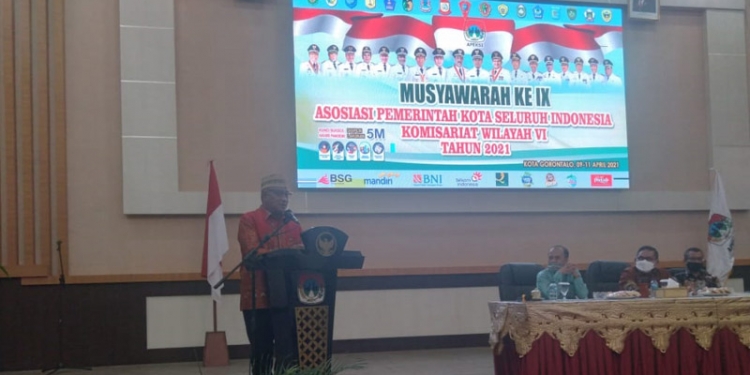 Wali Kota Tidore, Ali Ibrahim, memberi sambutan sebagai Ketua APEKSI periode 2021-2026. (ramlan/gopos)
