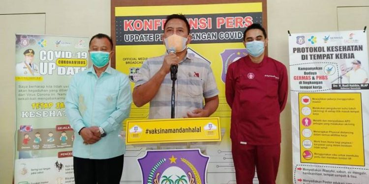 KIPI - Ketua Komda KIPI Khusus Covid-19 dr. Moh. Zukri Antuke memberikan keterangan pers tentang pelaksanaan vaksinasi dan penanganan KIPI di Provinsi Gorontalo, Kamis (1/4/2021). (muhajir/gopos)