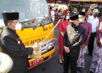 Wali Kota Blitar Santoso melaunching bus sekolah, Kamis (1/3/2021) (foto: ma'ruf/gopos)