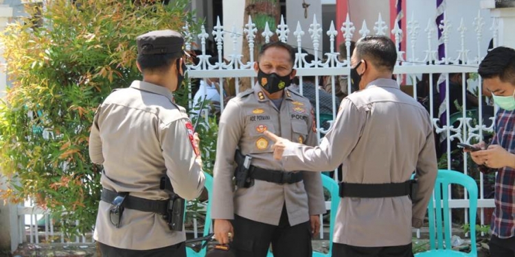 Kapolres Gorontalo AKBP Ade Permana saat meninjau Gereja Protestan Maranatha Limboto Wilayah II (Putra Gopos)