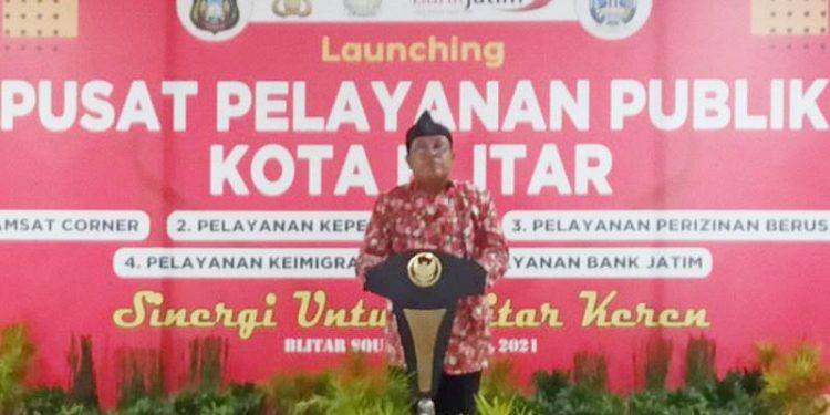 Wali Kota Blitar Santoso menyampaikan sambutan saat launching program pelayanan publik. (foto : istimewa)