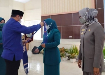 IJAB KABUL - Bupati Kabupaten Bone Bolango, Hamim Pou menobatkan dua tokoh perempuan sebagai duta ijba kabul dalam penanggulangan stunting di Bone Bolango, Senin (5/3/2021) (muhajir/gopos)