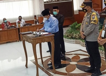 PENANDATANGANAN KERJA SAMA - Wali Kota Blitar, Santoso menandatangani kerja sama dalam pengawalan pembanguanan daerah,  Selasa (6/4/2021) (ma'ruf/gopos)