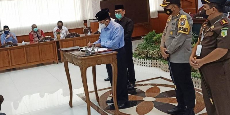 PENANDATANGANAN KERJA SAMA - Wali Kota Blitar, Santoso menandatangani kerja sama dalam pengawalan pembanguanan daerah,  Selasa (6/4/2021) (ma'ruf/gopos)