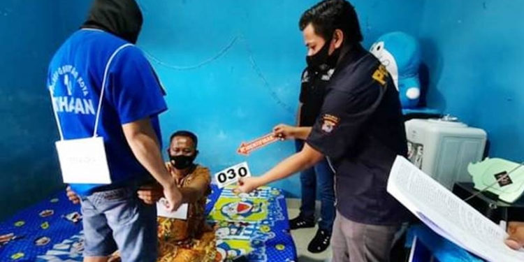 REKONTRUKSI - Tersangka YK memperagakan 52 adegan, Jumat (9/4/2021) (istimewa)