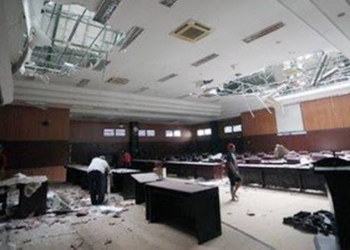 Kondisi Ruang rapat paripurna DPRD Kabupaten Blitar ambrol usai gempa guncang wilayah selatan Kabupaten Malang, Jawa Timur.  foto : (AFP/M. ULIN NUHA)