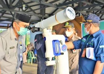 RUKYATULHILAL - Tim Hisab Rukyat Kantor Wilayah (Kanwil) Kementerian Agama (Kemenag) Provinsi Gorontalo memantau hilal atau bulan sabit muda untuk menentukan awal Ramadan 1442 Hijriah, Senin (12/4/2021) di di Wisata Botu Didingga Desa Dambalo Kecamatan Tomilito Kabupaten Gorontalo Utara. (dok. Kemenag)