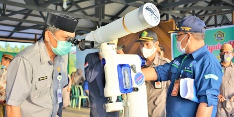 RUKYATULHILAL - Tim Hisab Rukyat Kantor Wilayah (Kanwil) Kementerian Agama (Kemenag) Provinsi Gorontalo memantau hilal atau bulan sabit muda untuk menentukan awal Ramadan 1442 Hijriah, Senin (12/4/2021) di di Wisata Botu Didingga Desa Dambalo Kecamatan Tomilito Kabupaten Gorontalo Utara. (dok. Kemenag)