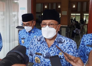 BLITAR - Wali Kota Blitar, Santoso saat diwawancarai awak media, Senin (12/4/2021) (istimewa)