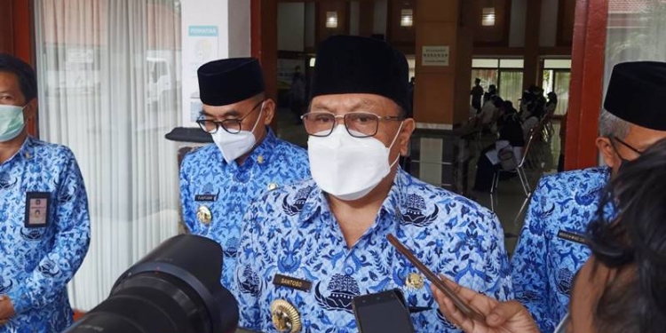 BLITAR - Wali Kota Blitar, Santoso saat diwawancarai awak media, Senin (12/4/2021) (istimewa)