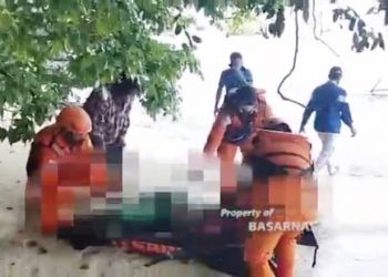 NELAYAN HILANG - Proses evakuasi seorang nelayan yang ditemukan  oleh tim SAR gabungan di  Pantai Kulowoka, Gorut, Rabu (14/4/2021) (istimewa)