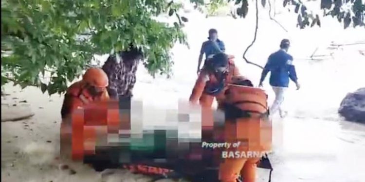 NELAYAN HILANG - Proses evakuasi seorang nelayan yang ditemukan oleh tim SAR gabungan di Pantai Kulowoka, Gorut, Rabu (14/4/2021) (istimewa)