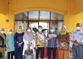 Anggota Komisi IV DPRD Provinsi Gorontalo bersama jajaran guru SMK 1 Kabila, Kamis (15/4/2021) (istimewa)