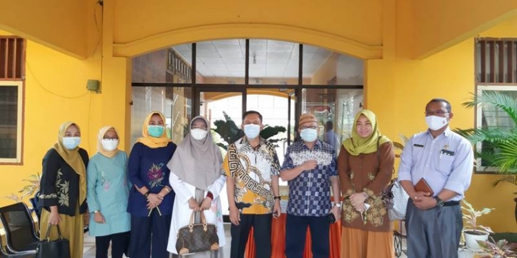 Anggota Komisi IV DPRD Provinsi Gorontalo bersama jajaran guru SMK 1 Kabila, Kamis (15/4/2021) (istimewa)